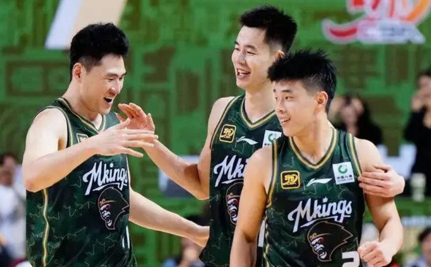 新疆男篮迅猛进攻，再陷对手