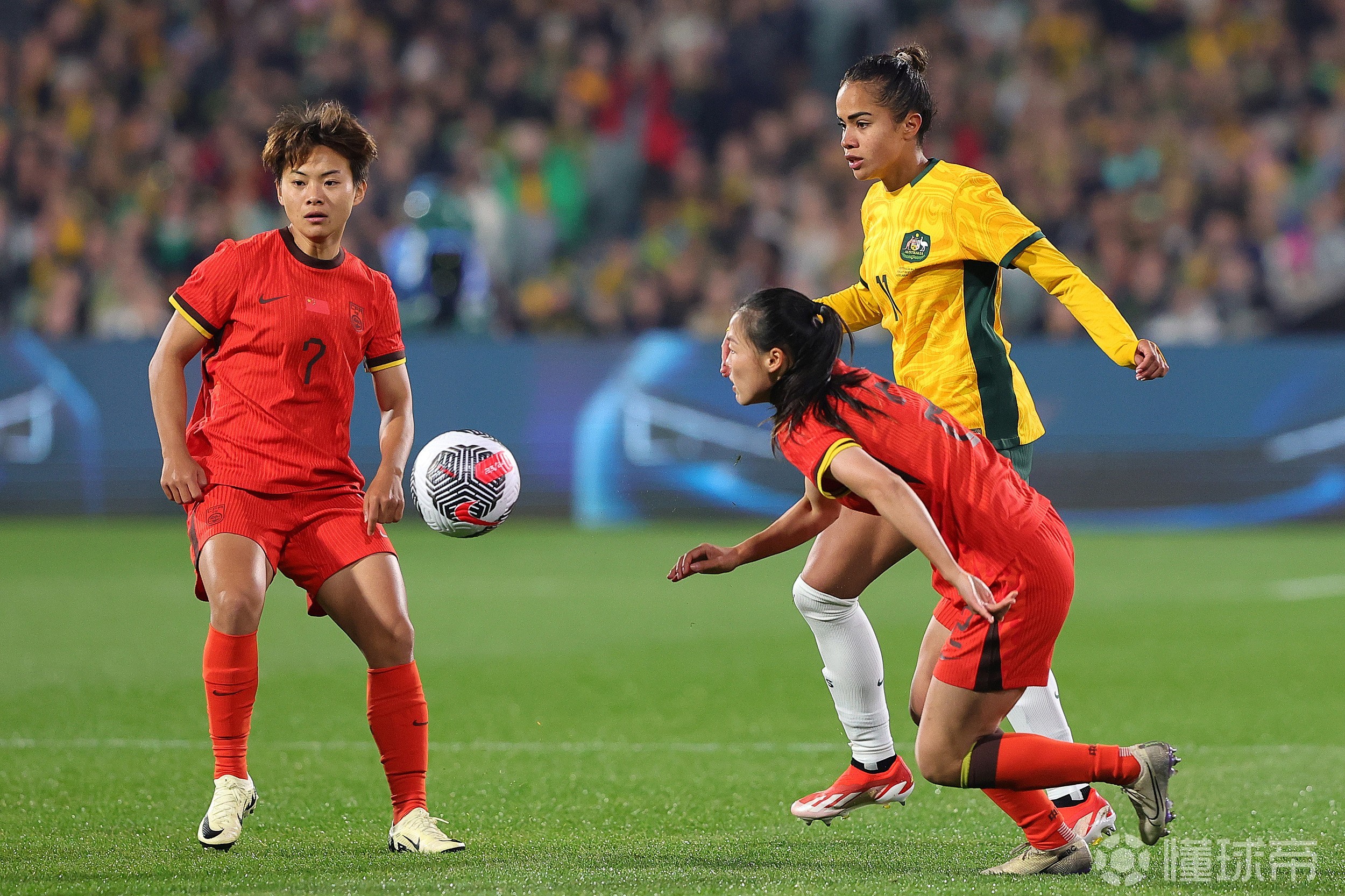 国际女足比赛现场，中国队实力抢眼