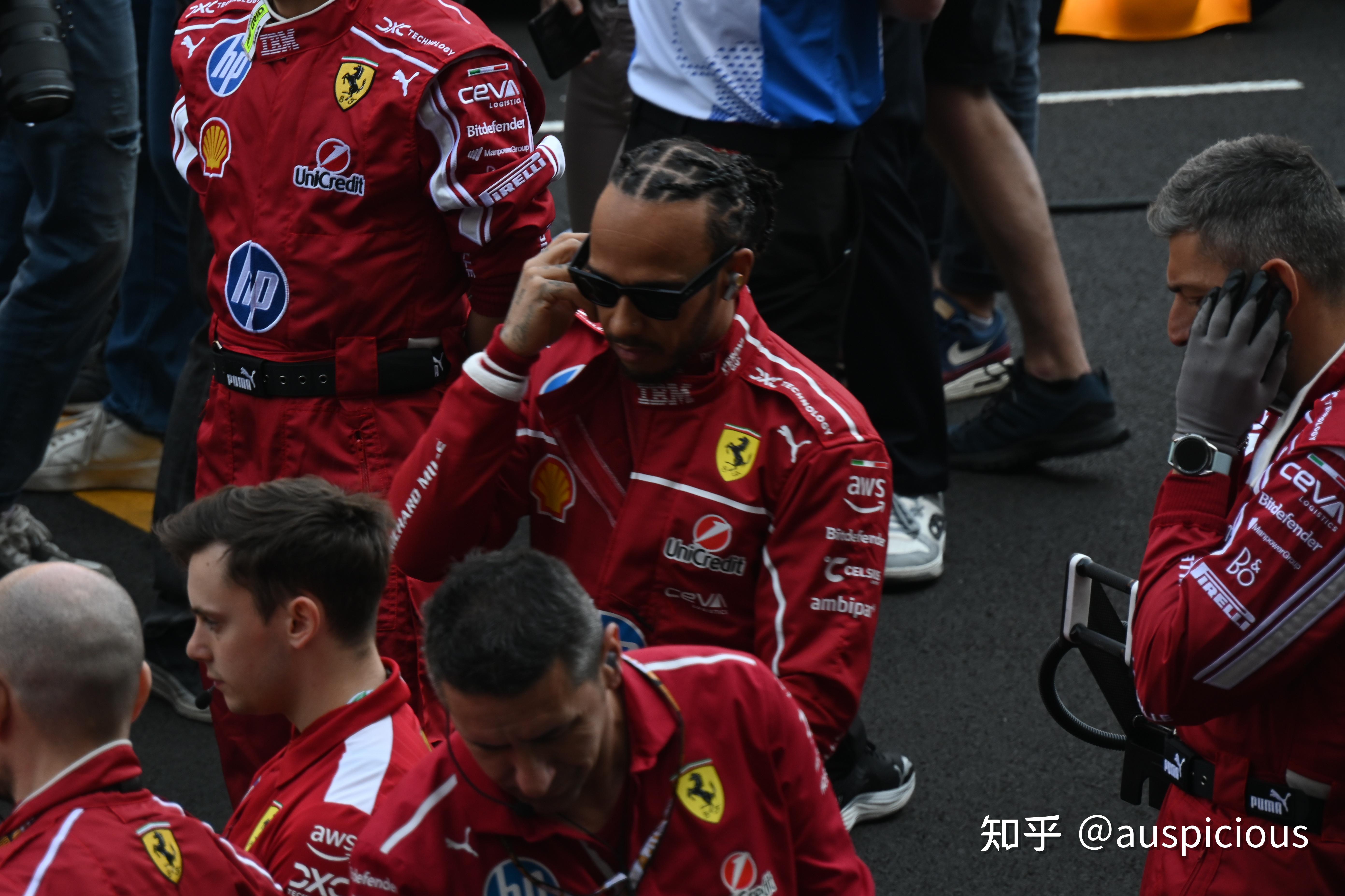 红牛车队绝杀哈斯车队，汉密尔顿带队取胜