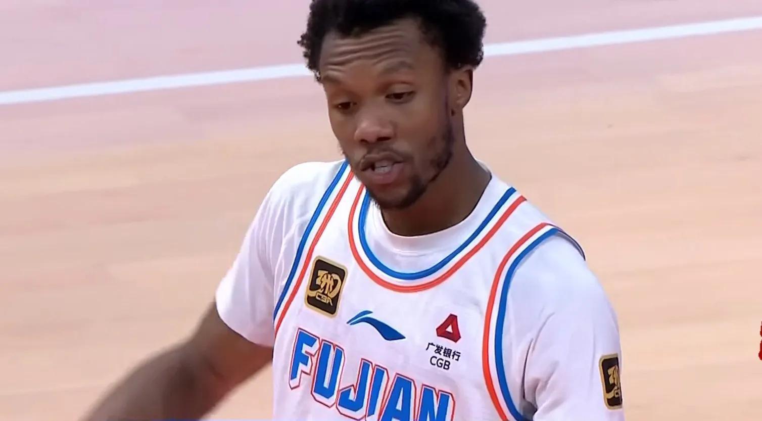 上海队碾压青岛队，米切尔状态火热