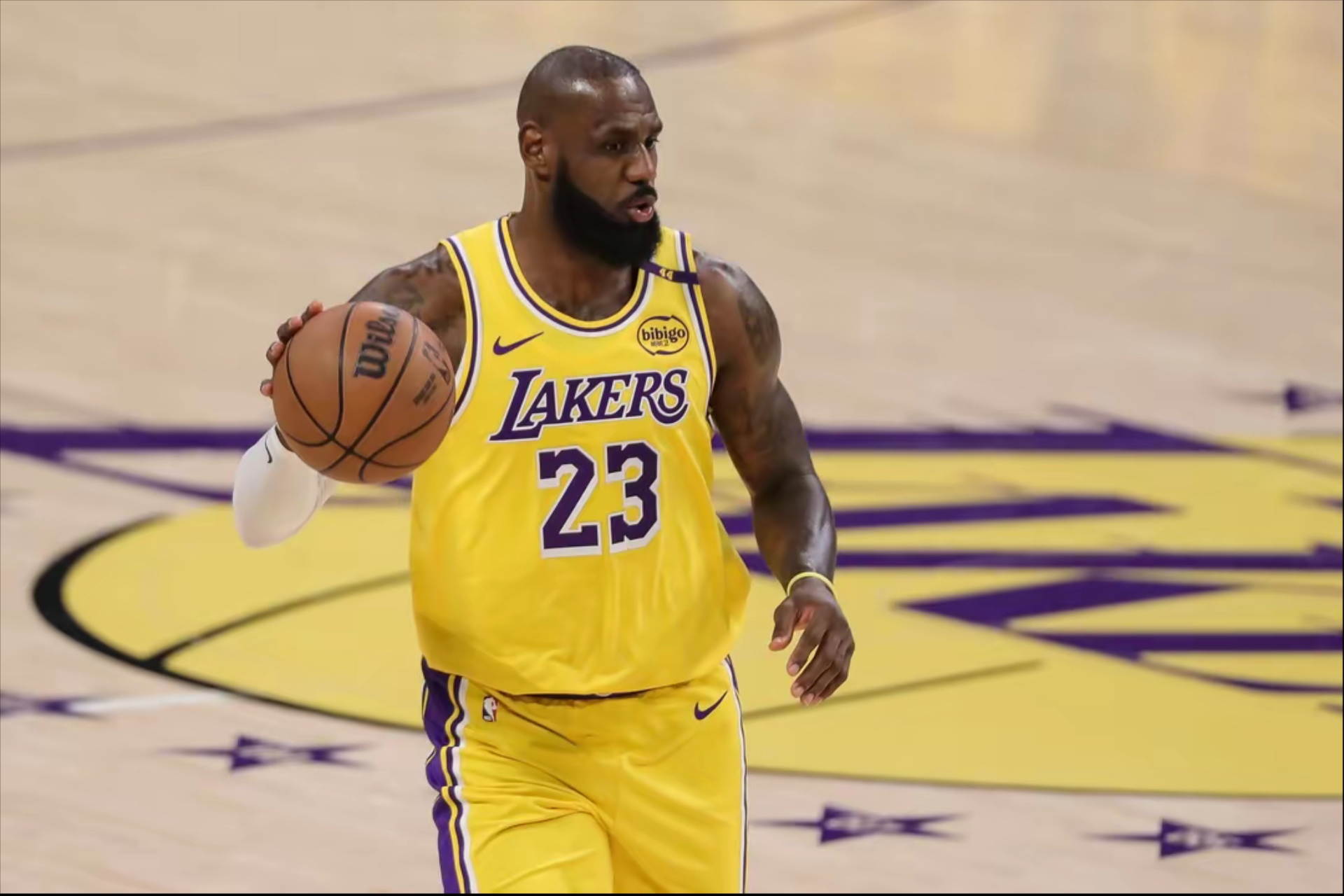 詹皇三双成就！湖人击败勇士大胜